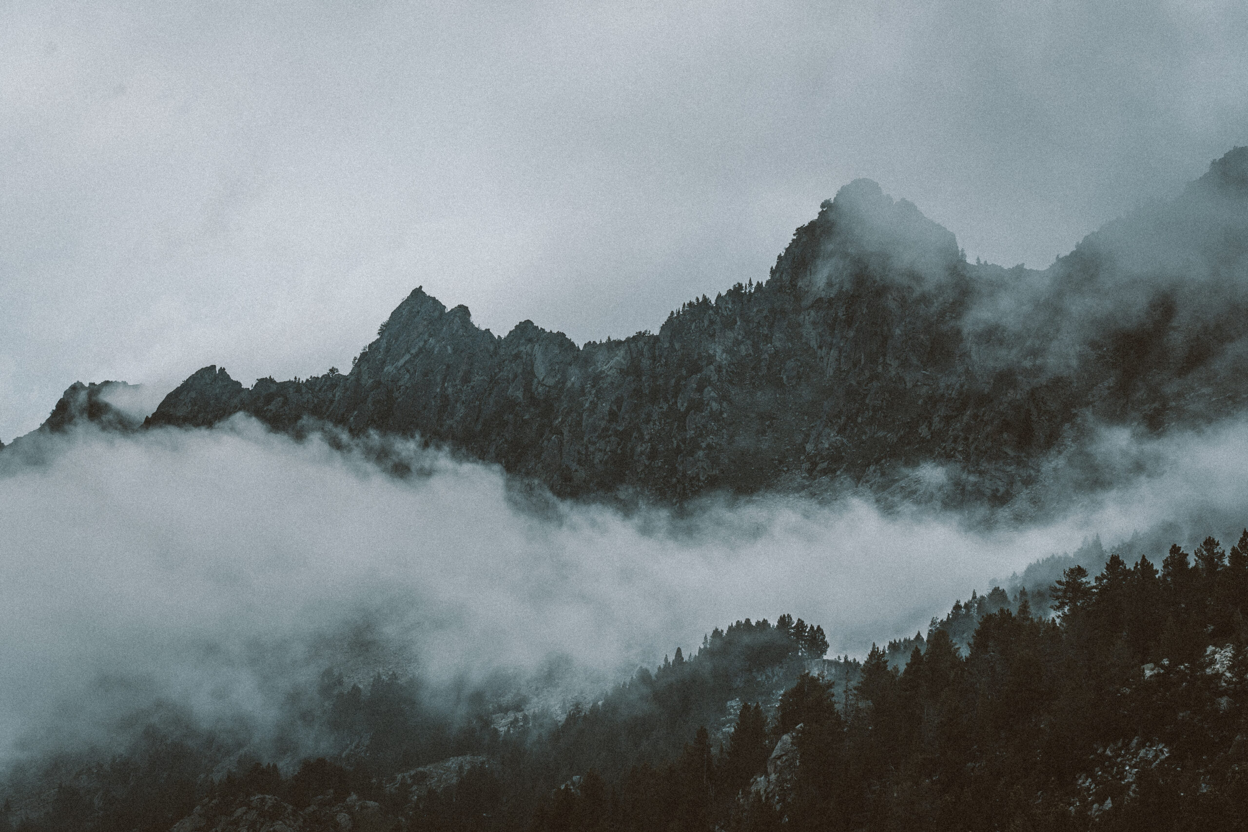 Voyage-Pyrénées-2023-4 Photo en noir et blanc de montages des Pyrénées au parc du Néouvielle dans la brume.