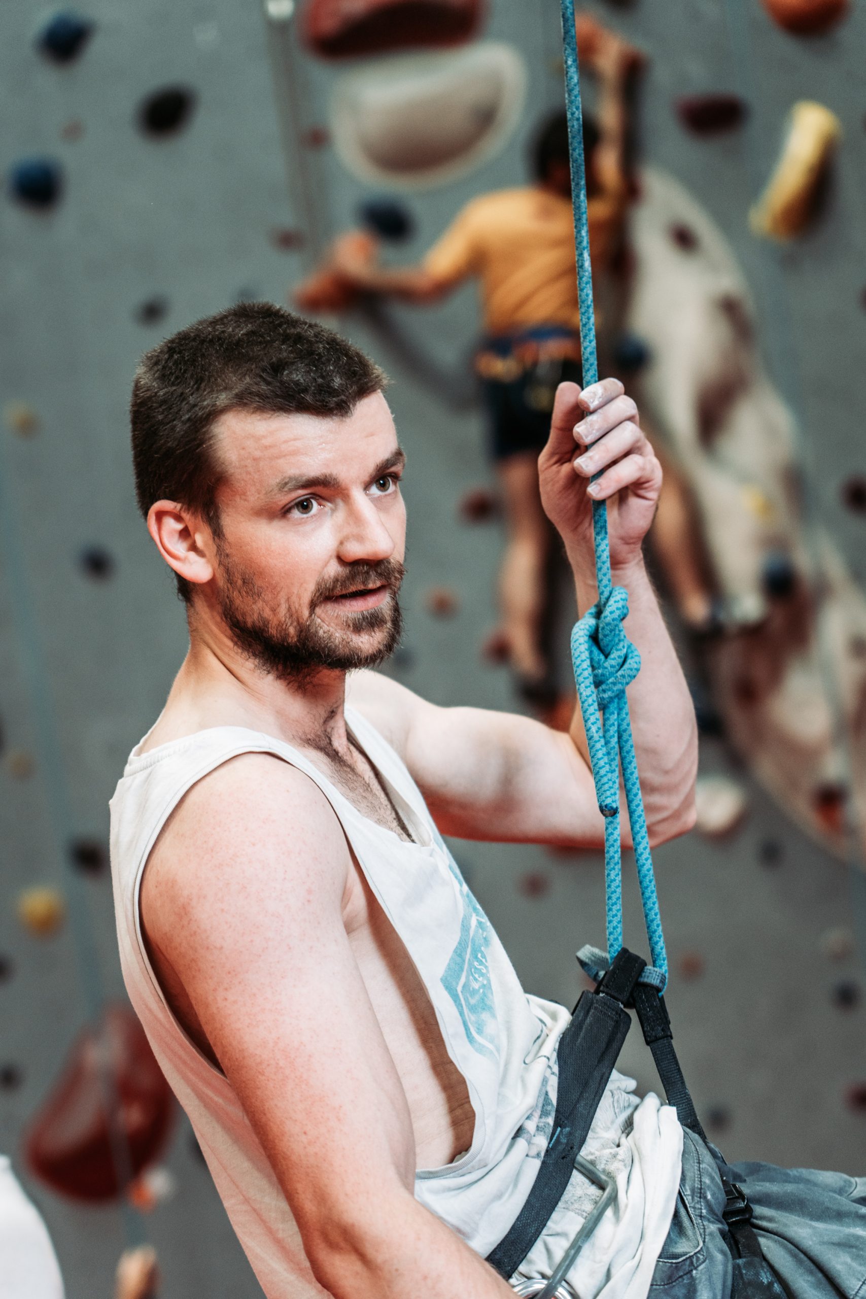 Portrait-escalade-1 Portrait de Simon suspendu dans son bordier d'escalade