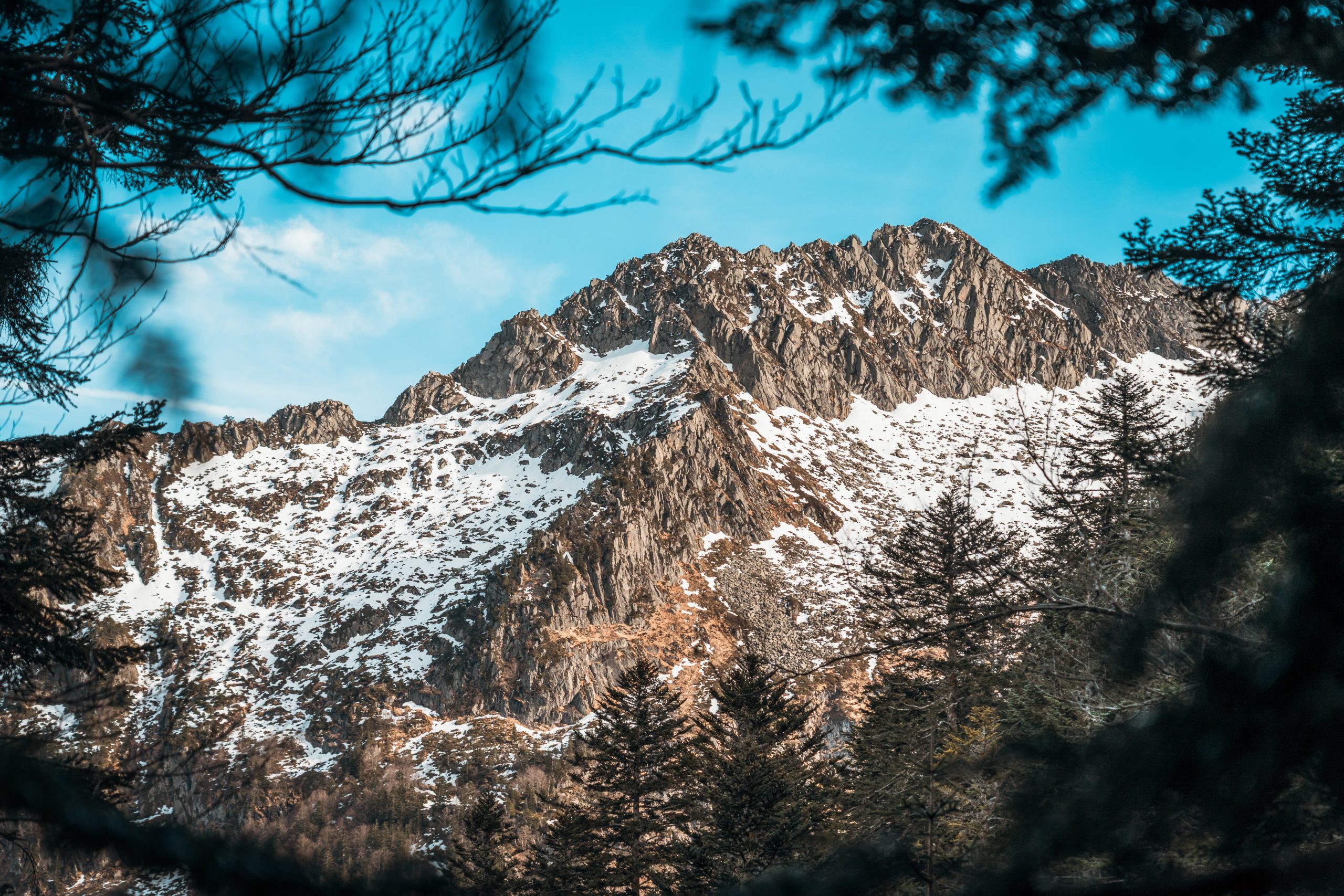 DSC07784 Photo du levé de soleil au dessus des montagnes au Pic du Midi, Pyrénées.