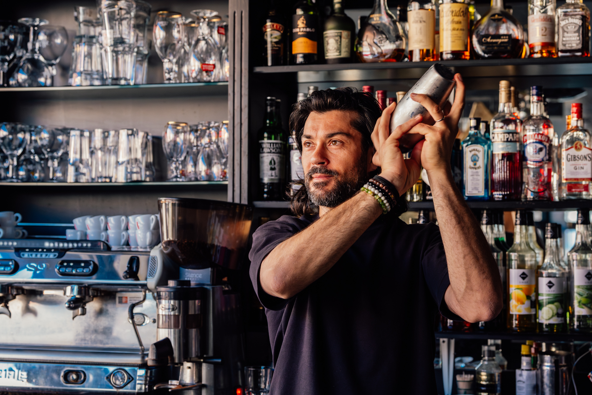 barman qui fait un cocktail